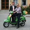 Auch der Bürgermeister setzt auf die Energiewende: Mit einem Elektroroller der ZEAG (2011)
