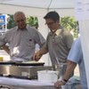 Beim Crêpes-Backen mit dem damaligen ev. Stadtpfarrer Gerhard Kuppler (2003)