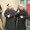 Bürgermeister Waldenberger gratuliert dem Montagslädle zur 10 Jahrsfeier