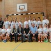 Bürgermeister Waldenberger mit dem Handballteam