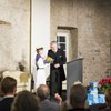 Georg Lamparter dankt Dana Mayr für den Vortrag des Einheitsgedichts