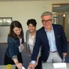 Bürgermeister Waldenberger mit Familie an der Wahlurne