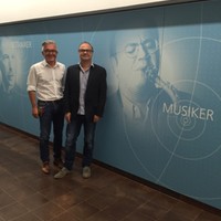 Professor Klaus Graf vor der Bilderwand