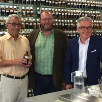 Erich Vögele und Heiner Schiefer zur Gin-Herstellung