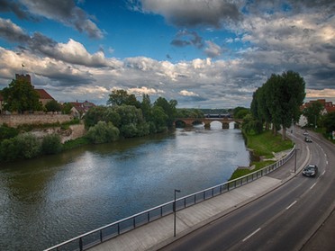 Seidel Ulrich_5. August1_Lauffener Rathausburg mir Neckar und Uferstraße.jpg