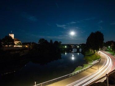 8.8. - Ulrich Seidel - Rathausburg u. Uferstraße bei Vollmond