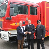 Übergabe Gerätewagen an FFL