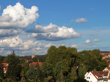 17.09.2017 Bernd Steinle - Blick von der Katharinenstrasse auf Regiswindiskirche, Pfalzgrafenburg und Stadtmauer