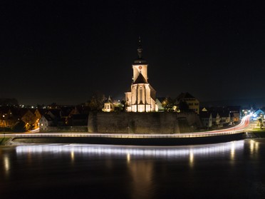 13.11.2017 - Ulrich Seidel - Regiswindiskirche mit Kiesstraße und Neckar bei Nacht