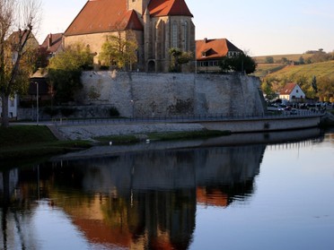 01.11.2017 - Bernd Steinle - Regiswindiskirche spiegelt sich im Neckar