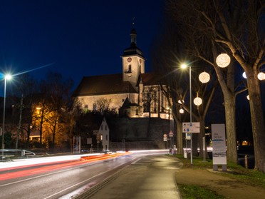 15.12.2017 - Ulrich Seidel - Uferstraße mit Regiswindiskirche bei Nacht 