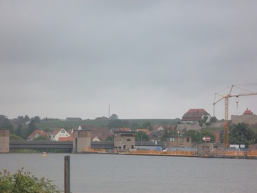 10.05.2018 - Andrea Piest - Der Neckar und die Stadtmauer von Lauffen a.N.