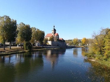 21.10.2018 - Daniela Reiner - Regiswindiskirche spiegelt sich im Neckar