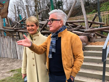 Staatssekretärin Friedlinde Gurr-Hirsch mit Bürgermeister Waldenberger im Lamparter Park