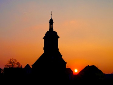 01.04.2019 - Marco Eberbach - Sonnenuntergang zwischen Regiswindiskirche und Pfarrhaus