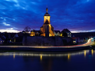 13.03.2020 - Ulrich Seidel - Regiswindiskirche mit Kiesstraße zur blauen Stunde