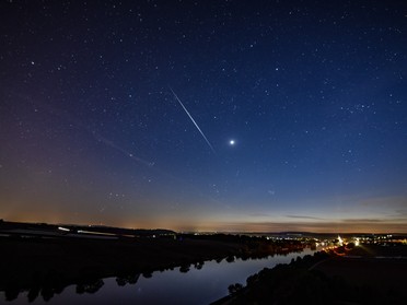 23.04.2020 - Werner Ohsam - Space X Satelliten Start (als Linie) und Venus am Lauffener Nachthimmel