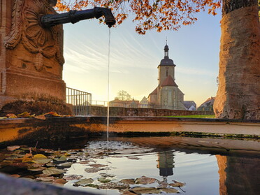 28.11.2020 - Ulrich Seidel - Brunnen am Rathaus mit Regiswindiskirche