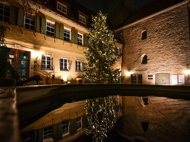 30.12.2020 - Werner Ohsam - Weihnachtsbaum spiegelt sich im Rathausbrunnen