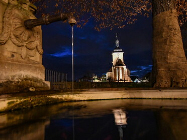 05.01.2021 - Werner Ohsam - Regiswindiskirche spiegelt sich im Rathausbrunnen