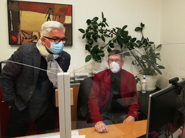 Bürgermeister Waldenberger informiert sich im Wahlbüro über die Ergebnisse zur Landtagswahl in Lauffen a.N.