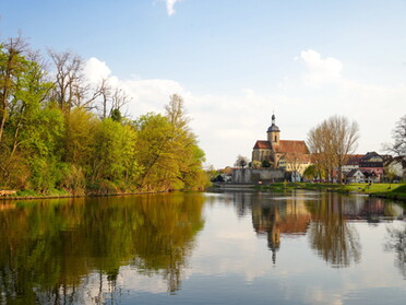21.04.2021 - Ulrich Seidel - Regiswindiskirche und Nachtigalleninsel spiegel sich im Neckar