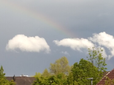 16.05.2021 - Andrea Piest - Regenbogen und Wolken am Himmel
