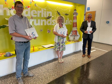 Buchübergabe Hölderlin in einfacher Sprache an die Hölderlin-Grundschule