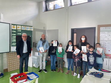 27.10.2021 - Übergabe Klassensatz "Hölderlin leuchtet" an die Werkrealschule, Schulleiter Dr. Adalbert Lang