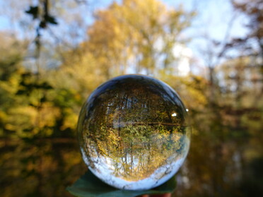 28.10.2021 - Hannah Lorenz - Herbstliches Seeloch in der Glaskugel