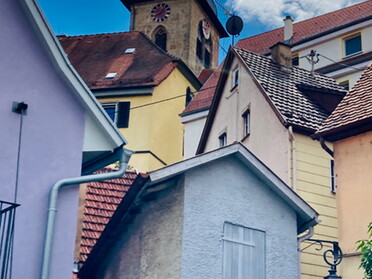 05.08.2021 - Helge Spieth - Blick auf die Kirche durch die Kieshäuser