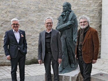 Foto: Bodmer - Geburtstagsveranstaltung Friedrich Hölderlin - Enthüllung Skultpur von Prof. Duttenhoefer mit Ehrenbürger Schunk und dem Künstler