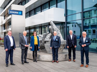 15.03.2022 - Landrat Heuser bei Schunk Foto: Weil