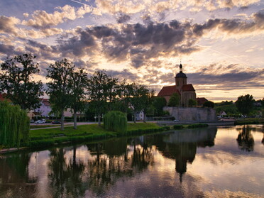 25.05.2022 - Ulrich Seidel - Regiswindiskirche mit Neckar bei Sonnenuntergang