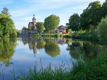 14.05.2022 - Ulrich Seidel - Regiswindiskirche mit Neckar im Frühling