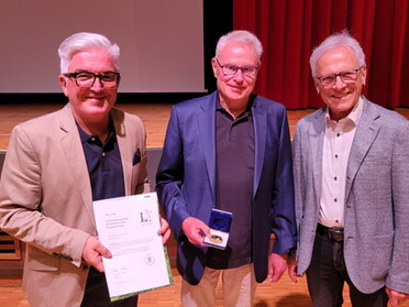 Wolfgang Hess mit Heinz-Dieter Schunk bei der Verleihung der Medaille in Gold