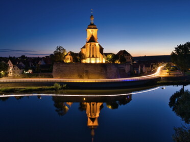 25.08.2022 - Ulrich Seidel - Regiswindiskirche mit Spiegelung im Neckar zur blauen Stunde - bald ohne Beleuchtung?