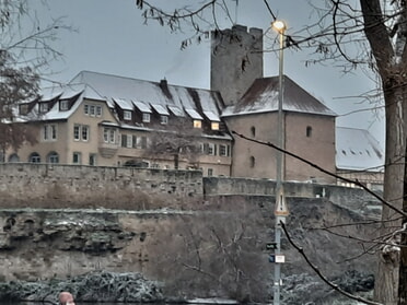 14.12.2022 - Siegfried Zimmermann -Rathausburg im dünnen Winterkleid