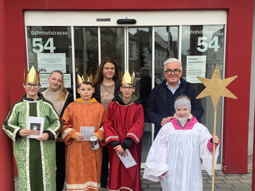 Die Sternsinger am 6.1.2023 vor dem Bürgerbüro