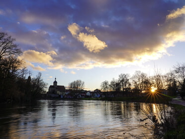 15.01.2023 - Ulrich Seidel - Regiswindiskirche mit Neckar bei Sonnenuntergang