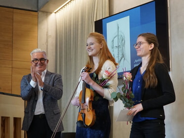 Valérie Baral (Klavier) und Pauline Langer (Violine) bei der Ausstellungseröffnung Ursula Stock; Foto: Leonore Welzin