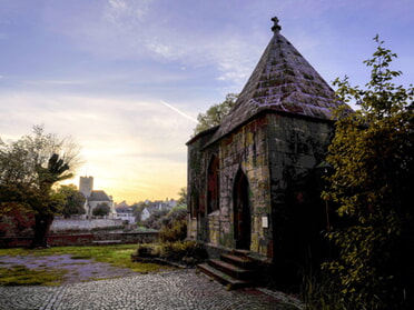 18.08.2023 - Ulrich Seidel - Regiswindiskapelle mit Rathausburg bei Sonnenaufgang