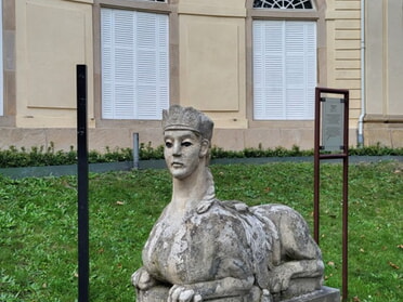 Meuselwitz, Orangierie: Stein-Sphinx vor dem Aufgang (Foto: Bettina Keßler)