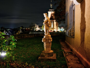 10.12.2023 - Martin Braunbeck - Blick vom Rathaus auf die Regiswindiskirche mit Weihnachtsmarkt