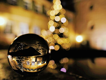 16.12.2023 - Ulrich Seidel - Rathausburg mit Christbaum in der Glaskugel