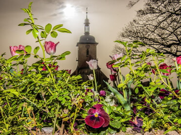 08.04.2024 - Hansjörg Sept - Sonnenuntergang über der Regiswindiskirche im Sahara-Regen