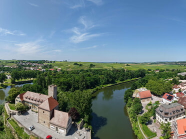 12.06.2025 - Martin Braunbeck - Städtle, Rathaus und Dorf mit Regiswindiskirche (Drohnenaufnahme)