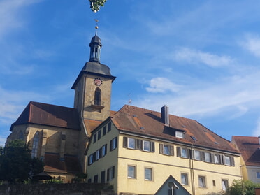 09.07.2025 - Hans-Peter Schwarz -  Regiswindiskirche und Pfarrhaus