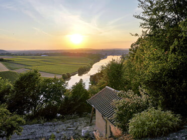 12.07.2025 - Ulrich Seidel - Blick auf den Krappenfelsen und auf Lauffen bei Sonnenuntergang
