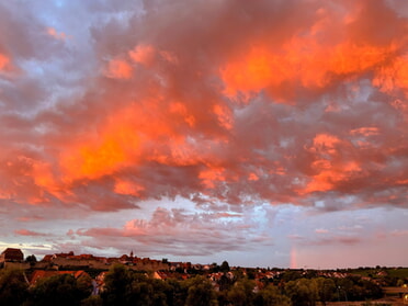 20.07.2025 - Annette Hägele - Der rote Abendhimmel über Lauffen mit einem klitzekleinen Stück Regenbogen
